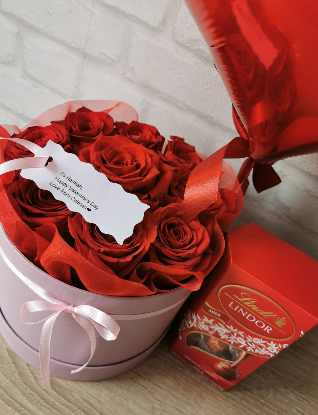 Medium box with ballon and lindt chocolates